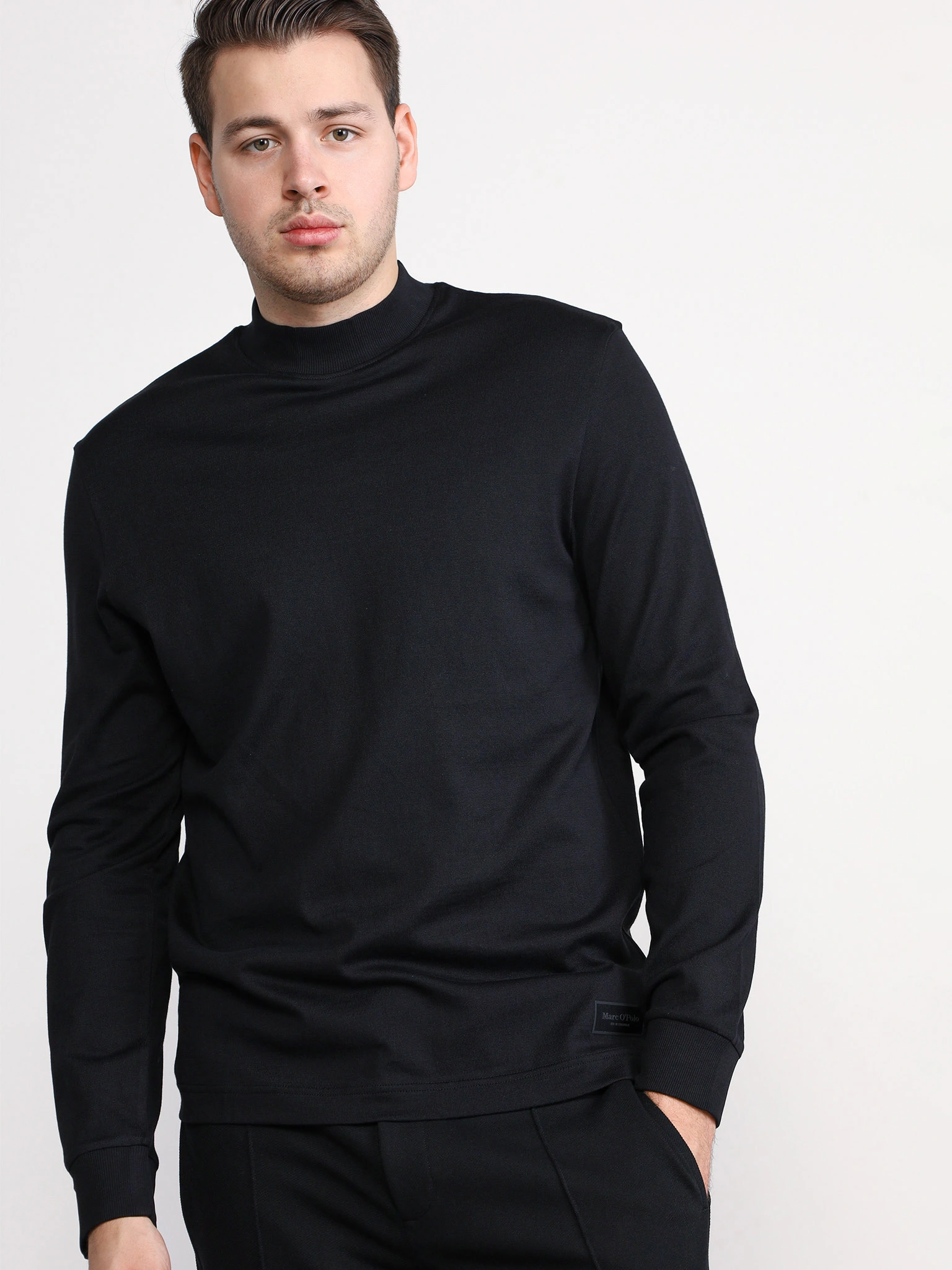 Футболка черного цвета из хлопка с длинным рукавом